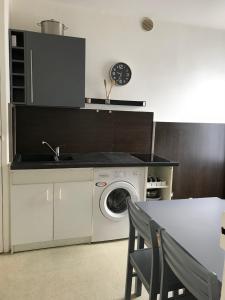 洛里昂的住宿－Lesage 2，厨房配有洗衣机和水槽