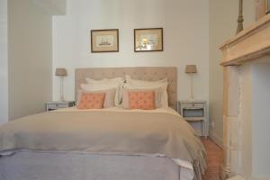 - une chambre avec un grand lit et 2 tables de chevet dans l'établissement La Maison Des Buis, à Falaise