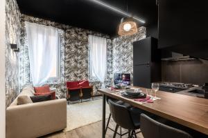ボローニャにあるBorgonuovo Apartmentsのキッチン、リビングルーム(テーブル、ソファ付)