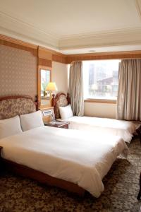 台北的住宿－密都飯店，酒店客房设有两张床和窗户。