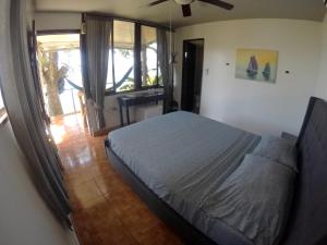 Tempat tidur dalam kamar di Pacheco Tours Beach Cabins