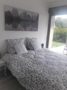 Ένα ή περισσότερα κρεβάτια σε δωμάτιο στο Rez de jardin - Calme et nature aux portes de Grenoble