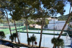 Tenis a/nebo squash v ubytování Bagari Apartments Camp de Mar nebo okolí