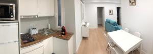 A kitchen or kitchenette at Apartamentos Catedral Escalinata