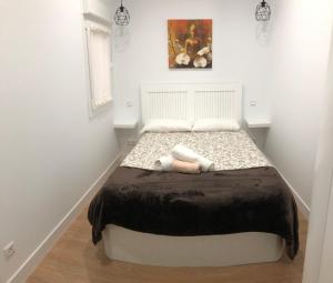 A bed or beds in a room at Apartamentos Catedral Escalinata