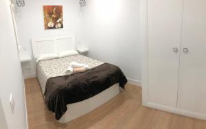 A bed or beds in a room at Apartamentos Catedral Escalinata