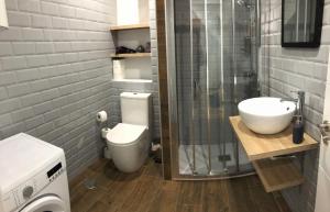 A bathroom at Apartamentos Catedral Escalinata
