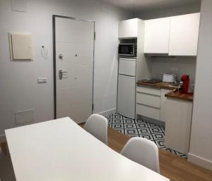 A kitchen or kitchenette at Apartamentos Catedral Escalinata
