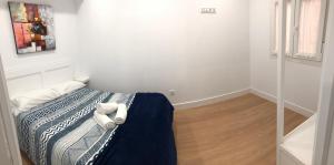 A bed or beds in a room at Apartamentos Catedral Escalinata