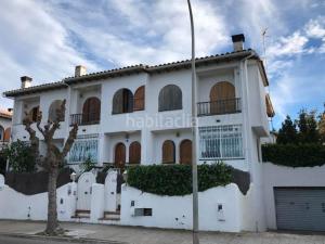 Afbeelding uit fotogalerij van Wonderful Beach House with 2 Pools in Calafell