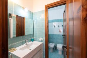 ヴィッラシミーウスにあるVilla Capo Boiの洗面台とトイレ付きのバスルーム +55枚の写真