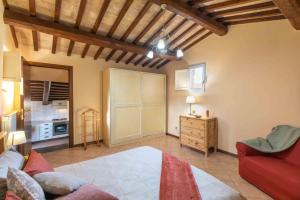 una grande camera con letto e cucina di Casa Dell'Edera a Orvieto