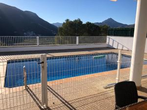 einen Zaun um einen Pool auf einem Balkon in der Unterkunft Casa con piscina e impresionantes vistas in Gandía