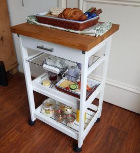 a white cart with food on top of it at Atelier B&B 'Sinnestriel' in Hindeloopen