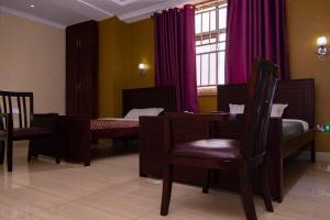 Postel nebo postele na pokoji v ubytování Diamonds Hotel Kampala