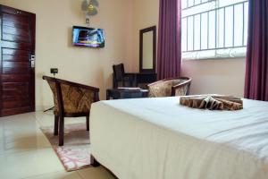 TV a/nebo společenská místnost v ubytování Diamonds Hotel Kampala