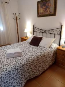 a bed with two pillows on it in a bedroom at Apartamento Paraiso Sol in Torrox Costa