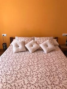 ein Bett mit vier Kissen darüber in der Unterkunft Ático Sun&Beach in Gran Tarajal
