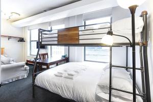 Poschodová posteľ alebo postele v izbe v ubytovaní Temple Place 6th Floor