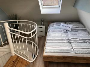 ein kleines Schlafzimmer mit einem Bett und einem Fenster in der Unterkunft Sellin Ferienwohnung Maritim in Seedorf