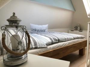 Ein Bett oder Betten in einem Zimmer der Unterkunft Sellin Ferienwohnung Maritim