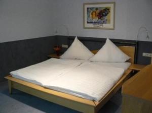 Postel nebo postele na pokoji v ubytování Hotel zur Post Garni + 8 fotografií
