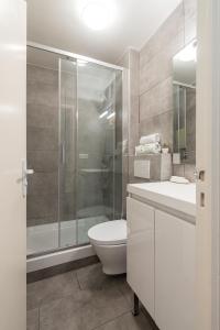 マントンにあるCOSY MALTEのバスルーム(トイレ、ガラス張りのシャワー付)
