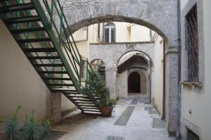 um beco com um arco e escadas num edifício em Appartamento in Centro em Spoleto