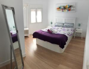 A bed or beds in a room at Apartamentos Catedral Escalinata