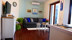 sala de estar con sofá y cocina en Apartment Nada, en Barbariga