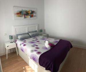 A bed or beds in a room at Apartamentos Catedral Escalinata