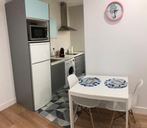 A kitchen or kitchenette at Apartamentos Catedral Escalinata
