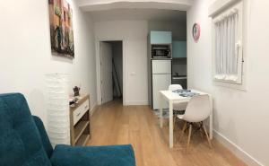 A kitchen or kitchenette at Apartamentos Catedral Escalinata