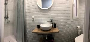 A bathroom at Apartamentos Catedral Escalinata