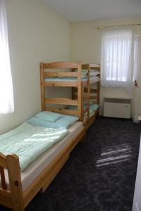 Двухъярусная кровать или двухъярусные кровати в номере Arany Tisza Vendégház