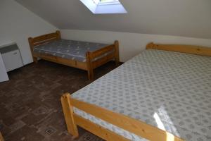 Giường trong phòng chung tại Arany Tisza Vendégház