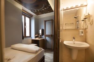 Um banheiro em Stay Inn Taksim Hostel
