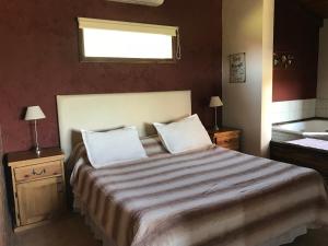 ein Schlafzimmer mit einem großen Bett und einem Fenster in der Unterkunft Brisas de Nono in Nono