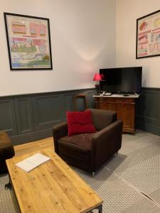 a living room with a couch and a coffee table at L'Annexe Apparthôtel du 11 D, 4 étoiles in Besançon