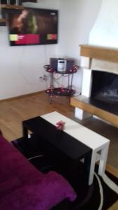 Televízia a/alebo spoločenská miestnosť v ubytovaní Kuća za odmor Nature