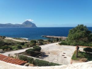 ein Gebäude mit Meerblick in der Unterkunft Paradiso Isulidda in Macari