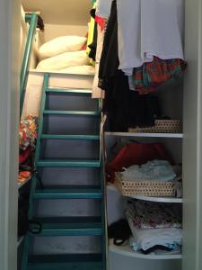 una cabina armadio con scale che conducono a un letto di Appartamento chic Marciana Marina (Isola d’Elba) a Marciana Marina