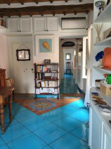 un corridoio con pavimento piastrellato blu in una casa di Appartamento chic Marciana Marina (Isola d’Elba) a Marciana Marina