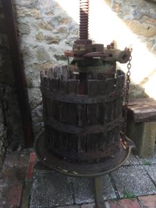 Um velho barril de madeira com uma corrente à volta. em Agriturismo le Colline em Montescudaio