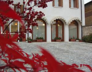 The facade or entrance of Locanda Ai Archi Di Andreola Monica