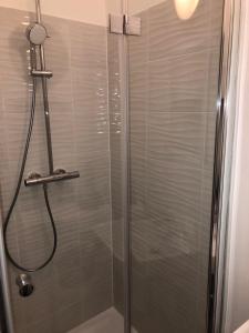 La salle de bains est pourvue d'une douche avec une porte en verre. dans l'établissement Flair and Design Apartment!, à Vienne