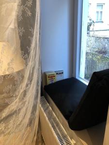 une chaise assise sur un rebord de fenêtre à côté d'une fenêtre dans l'établissement Flair and Design Apartment!, à Vienne