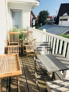 une terrasse couverte avec 2 chaises et une table. dans l'établissement ZEN op Vakantie - Zen aan Zee Duinbergen, à Knokke-Heist