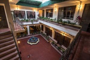 vista sull'alto di un edificio con tavolo al centro di Casa de Juan Hostal a Xalapa