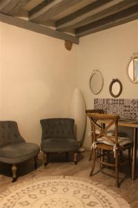 twee stoelen en een tafel in een kamer bij Chez Bruno et Françoise in Blois